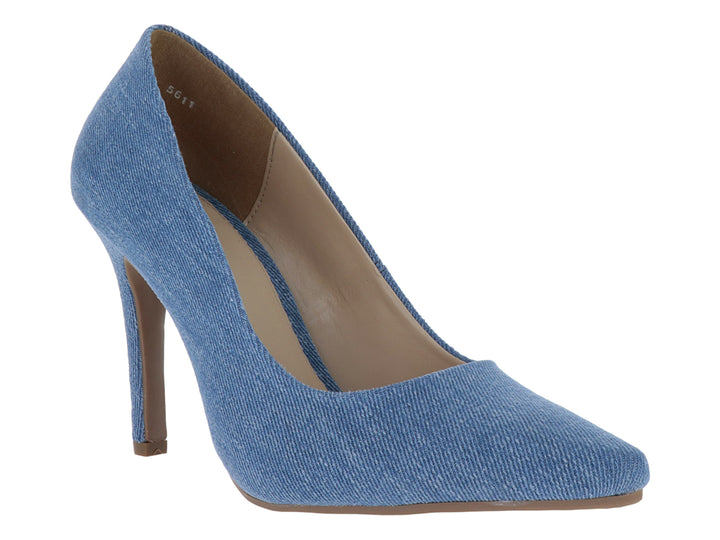 Zapato de tacón alto para mujer en color azul cielo con textura similar a la mezclilla y punta cerrada.
