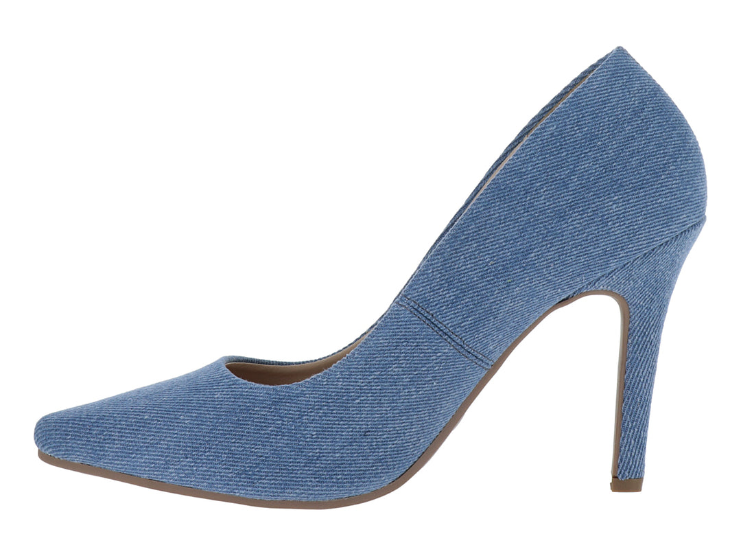 Zapato de tacón alto para mujer en color azul cielo con textura similar a la mezclilla y punta cerrada.