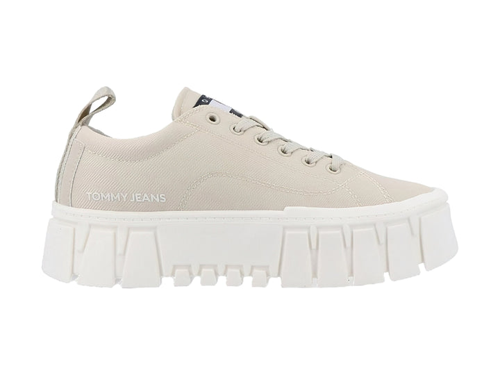 Tenis Tommy Hilfiger color beige con suela de plataforma blanca y gruesa.