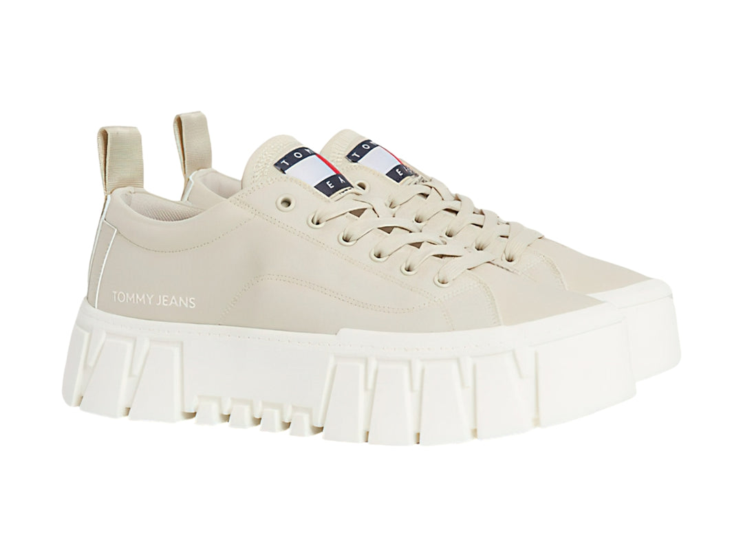 Tenis Tommy Hilfiger color beige con suela de plataforma blanca y gruesa.