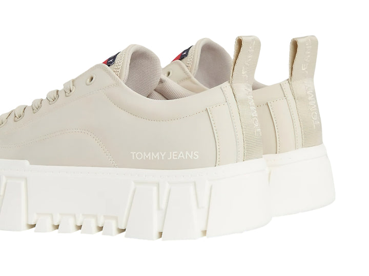 Tenis Tommy Hilfiger color beige con suela de plataforma blanca y gruesa.