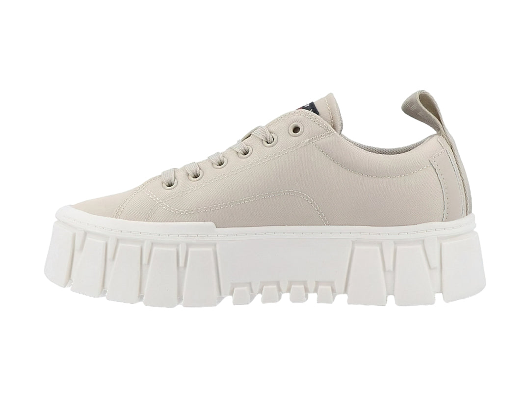 Tenis Tommy Hilfiger color beige con suela de plataforma blanca y gruesa.