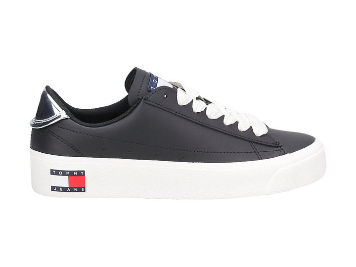 Tenis Tommy Hilfiger de cuero negro con suela blanca de plataforma y cordones blancos.