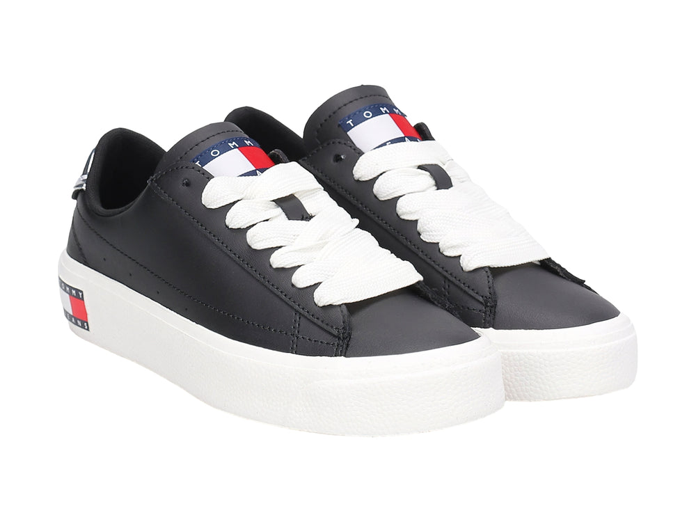 Tenis Tommy Hilfiger de cuero negro con suela blanca de plataforma y cordones blancos.
