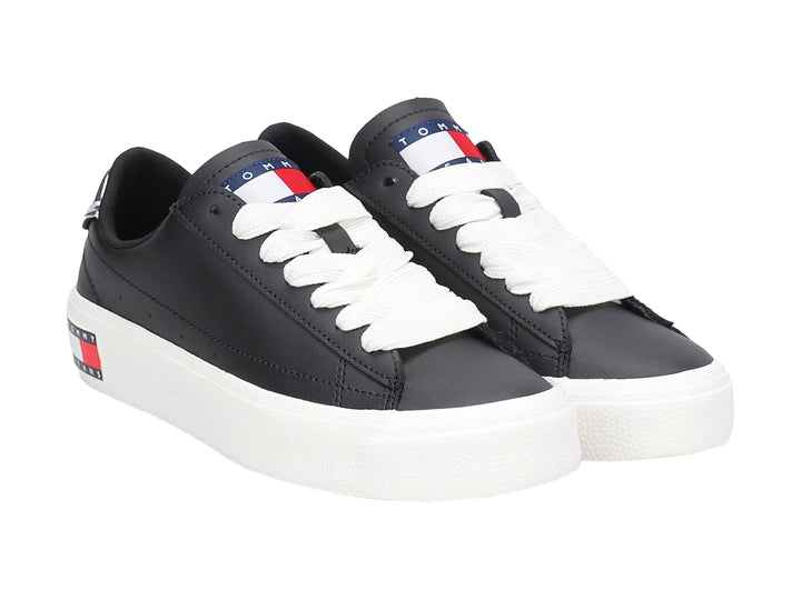 Tenis Tommy Hilfiger de cuero negro con suela blanca de plataforma y cordones blancos.