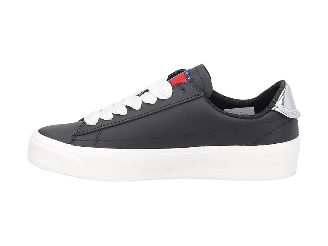 Tenis Tommy Hilfiger de cuero negro con suela blanca de plataforma y cordones blancos.