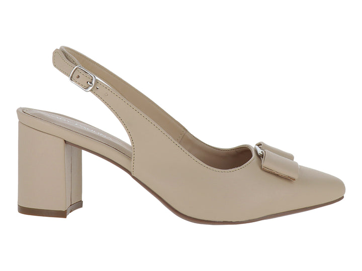 Zapato elegante color avena para mujer con tacón cuadrado, correa trasera ajustable y detalle decorativo al frente.