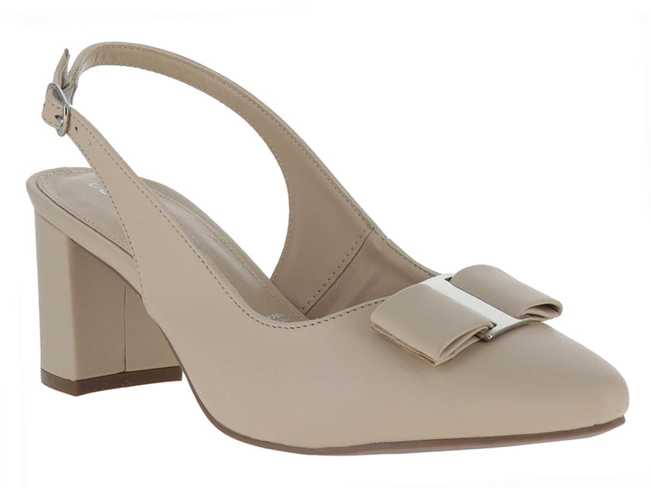 Zapato elegante color avena para mujer con tacón cuadrado, correa trasera ajustable y detalle decorativo al frente.