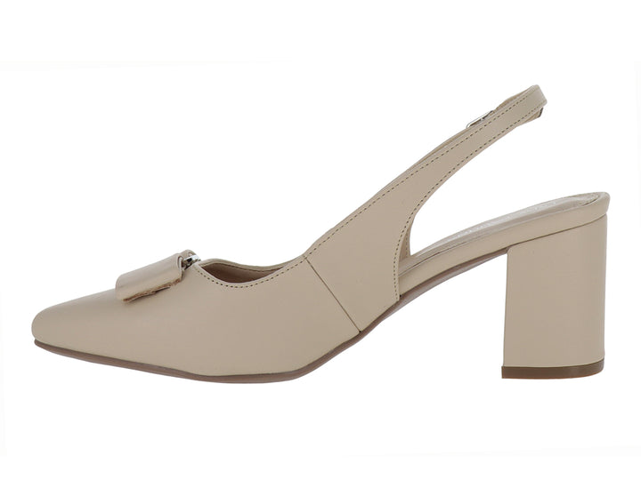 Zapato elegante color avena para mujer con tacón cuadrado, correa trasera ajustable y detalle decorativo al frente.
