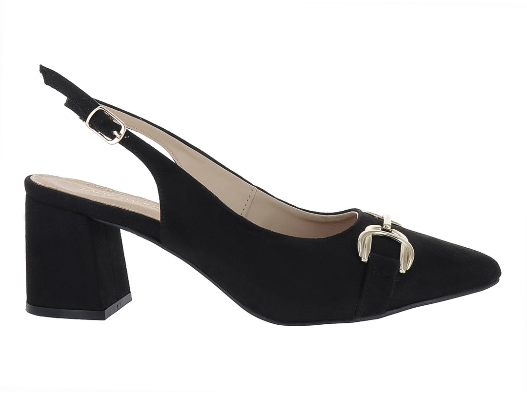 Zapato negro de tacón cuadrado para mujer con hebilla dorada decorativa y correa ajustable al tobillo.