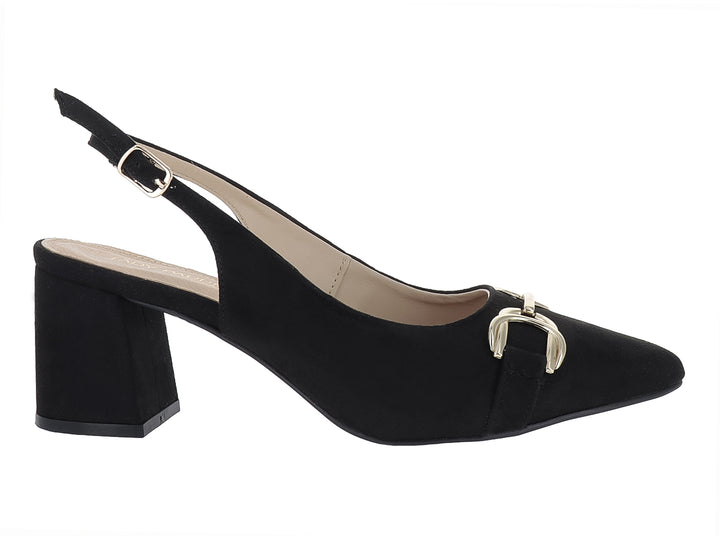 Zapato negro de tacón cuadrado para mujer con hebilla dorada decorativa y correa ajustable al tobillo.