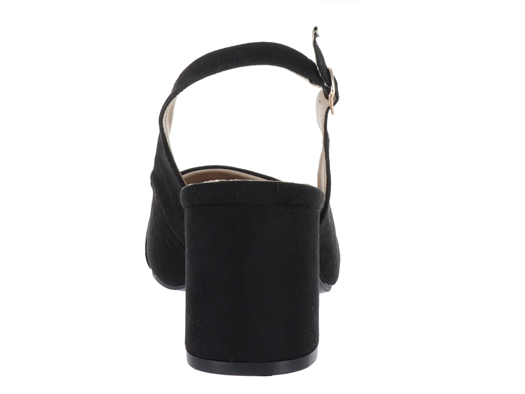 Zapato negro de tacón cuadrado para mujer con hebilla dorada decorativa y correa ajustable al tobillo.