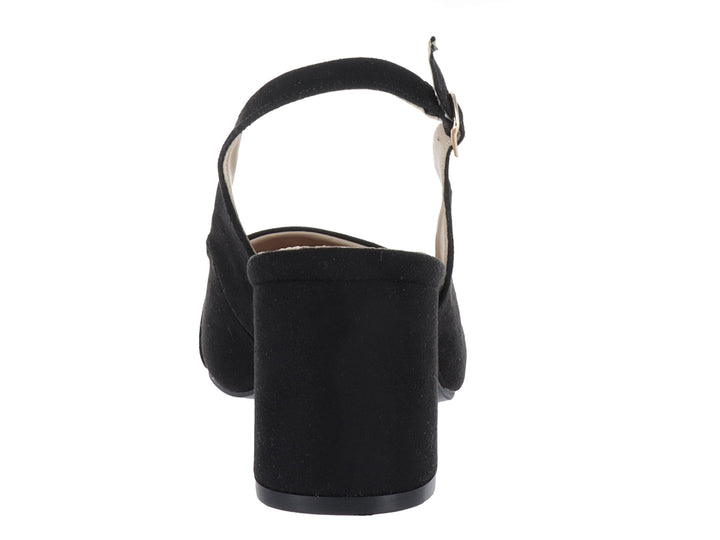 Zapato negro de tacón cuadrado para mujer con hebilla dorada decorativa y correa ajustable al tobillo.