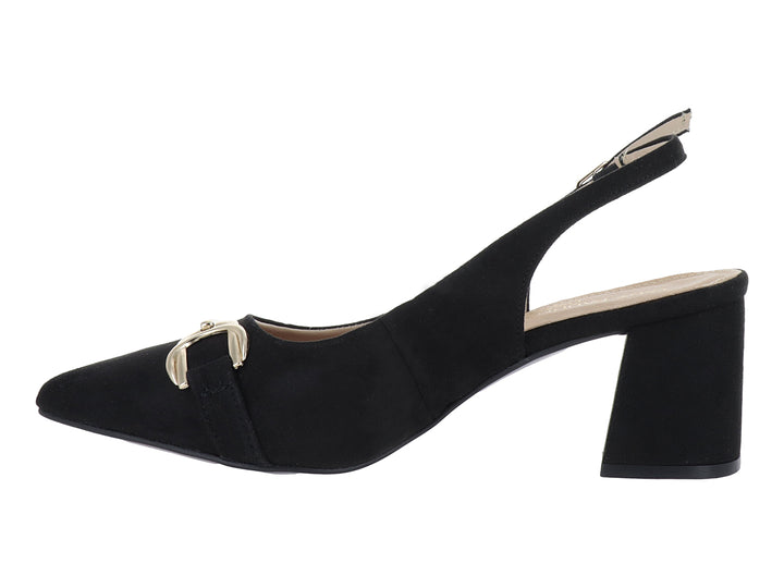 Zapato negro de tacón cuadrado para mujer con hebilla dorada decorativa y correa ajustable al tobillo.