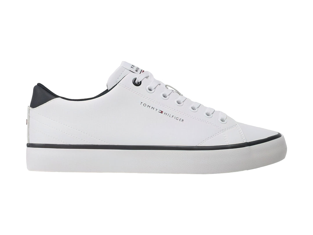 Tenis blancos de cuero Tommy Hilfiger con detalles en azul marino y suela blanca.