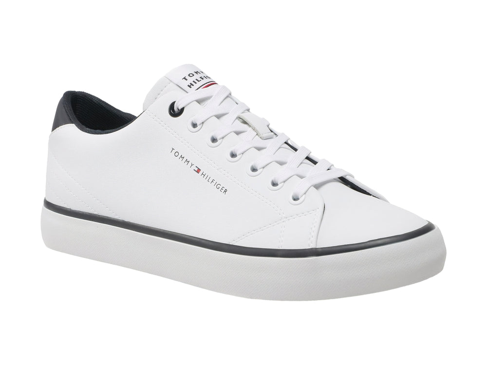 Tenis blancos de cuero Tommy Hilfiger con detalles en azul marino y suela blanca.