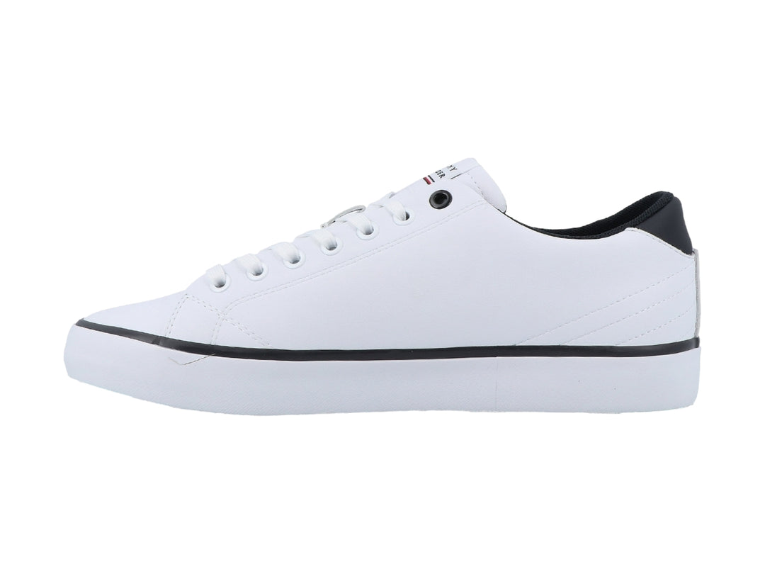 Tenis blancos de cuero Tommy Hilfiger con detalles en azul marino y suela blanca.