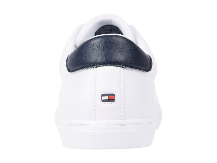 Tenis blancos de Tommy Hilfiger con detalle en azul marino en el talón y suela blanca.