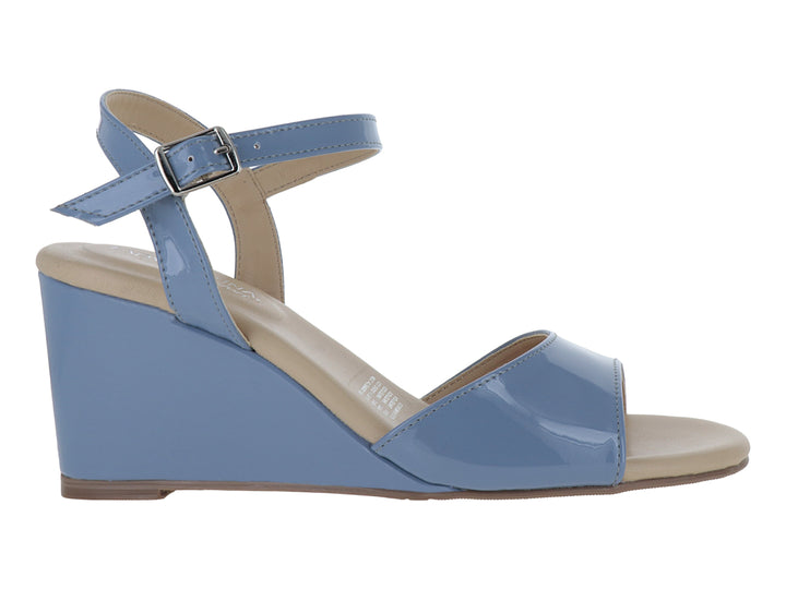 Sandalia de cuña color azul brillante con correa al tobillo y suela beige.