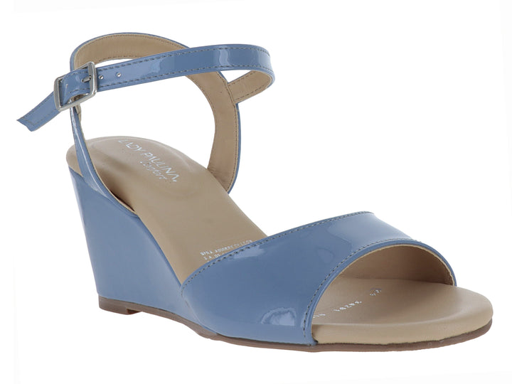 Sandalia de cuña color azul brillante con correa al tobillo y suela beige.
