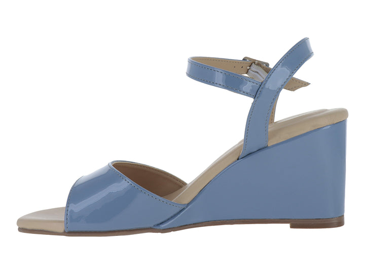 Sandalia de cuña color azul brillante con correa al tobillo y suela beige.