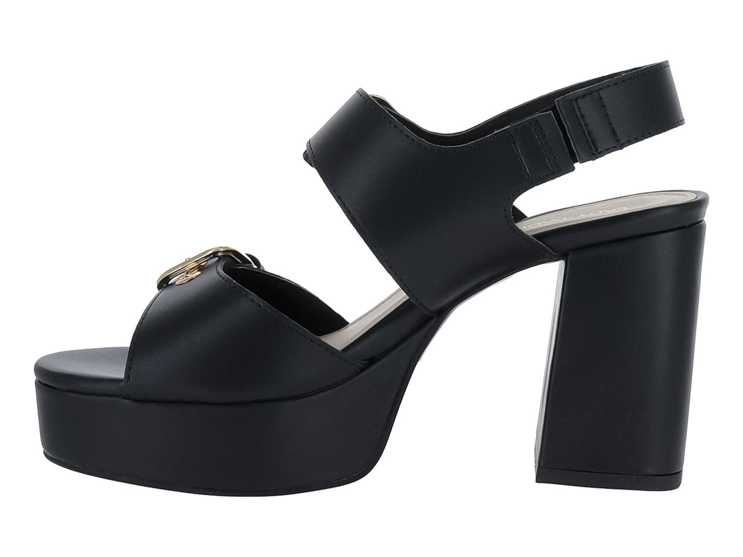 Sandalia negra de plataforma y tacón cuadrado con hebillas decorativas doradas para mujer.