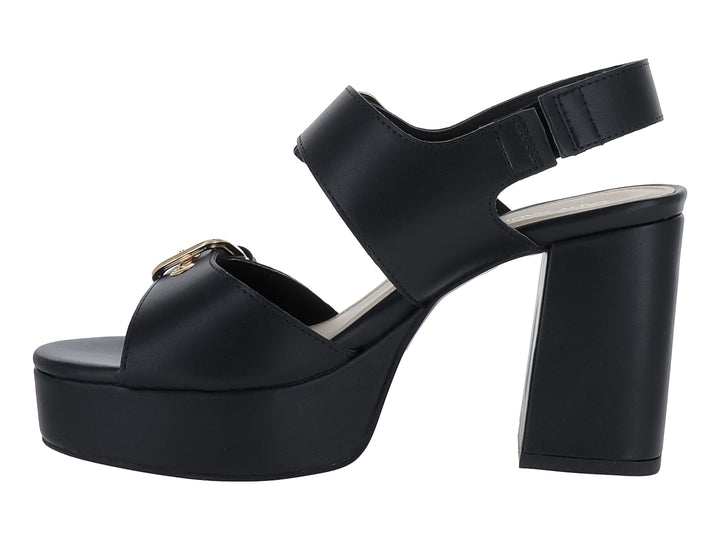 Sandalia negra de plataforma y tacón cuadrado con hebillas decorativas doradas para mujer.