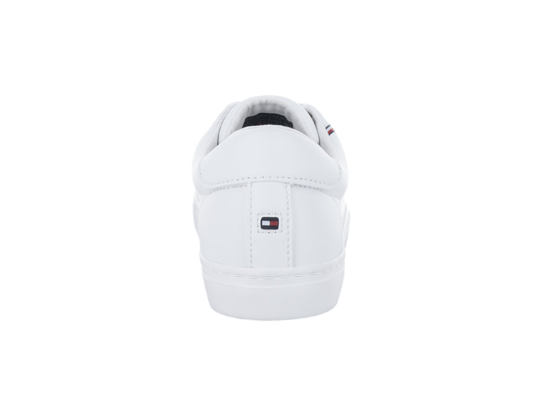 Tenis blancos de Tommy Hilfiger con franja multicolor lateral y detalles dorados.