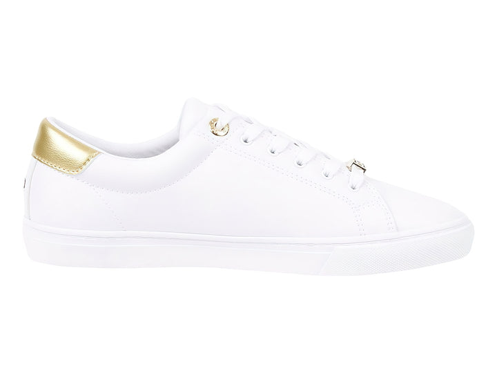 Tenis blancos de corte bajo con detalle dorado en el talón y cordones blancos.