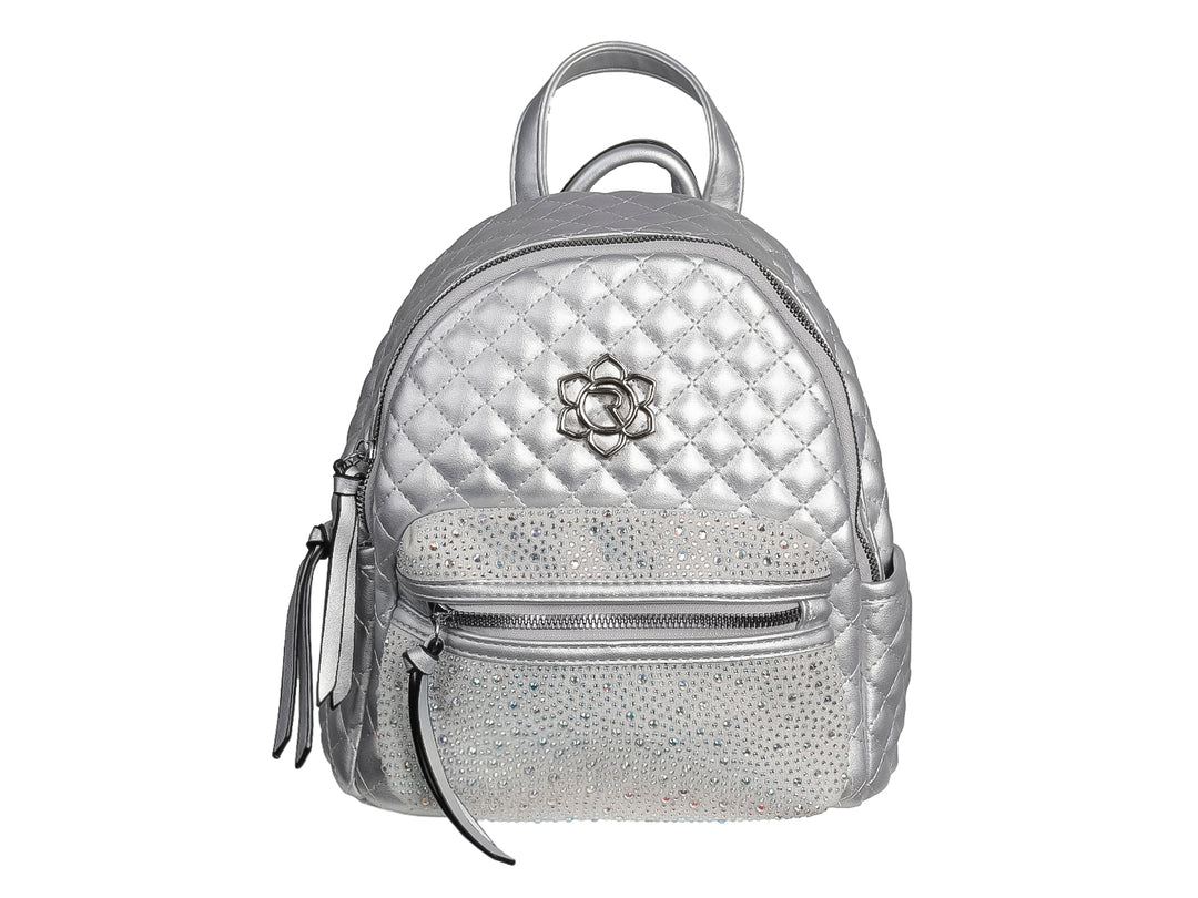 Mochila color plata con diseño acolchado, detalles brillantes y un adorno floral central.