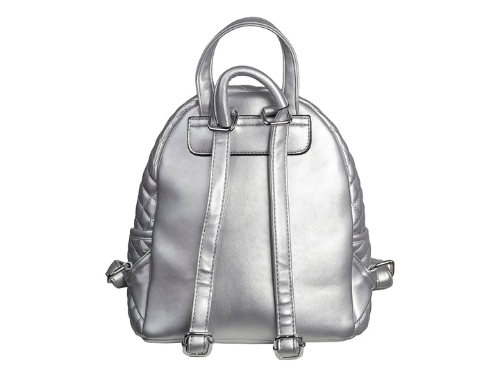 Mochila color plata con diseño acolchado, detalles brillantes y un adorno floral central.