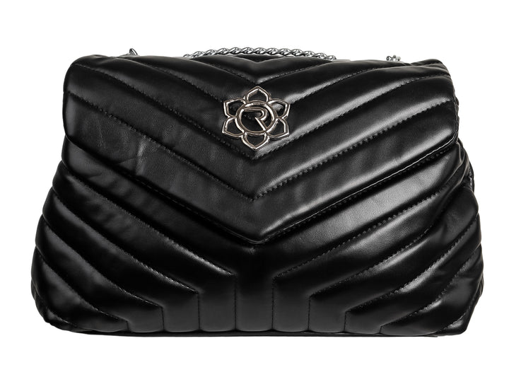 Bolso negro acolchado con diseño en V, cierre metálico plateado y correa de cadena.