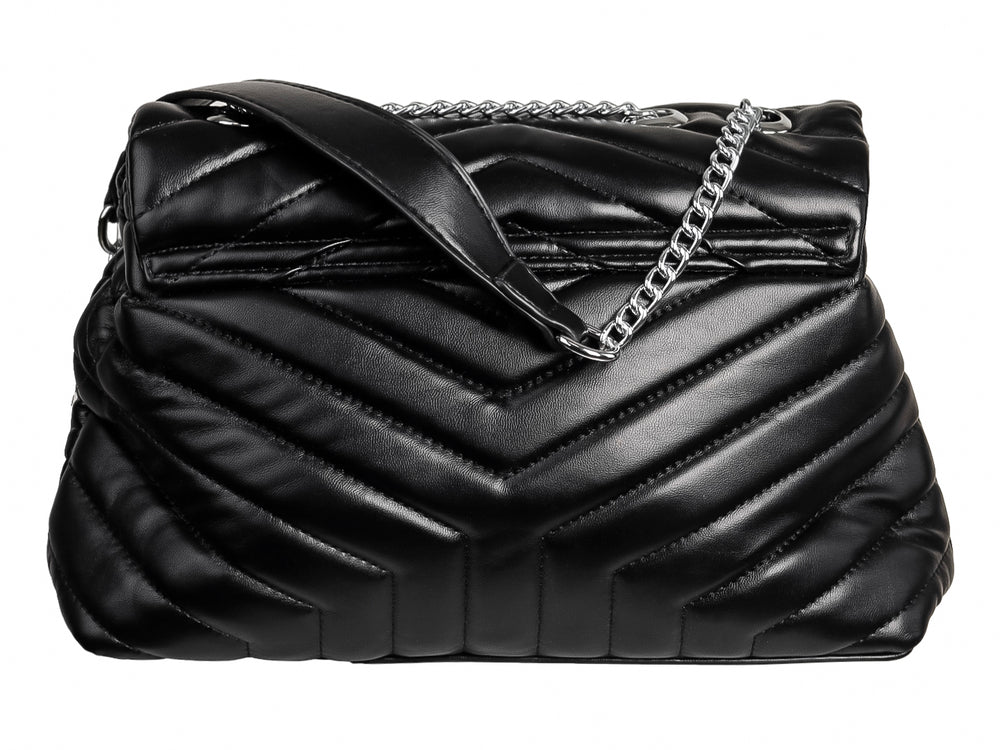 Bolso negro acolchado con diseño en V, cierre metálico plateado y correa de cadena.