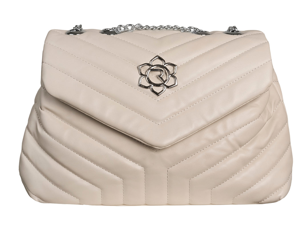 Bolso de hombro color beige con diseño acolchado en forma de V, cierre de solapa y cadena plateada.