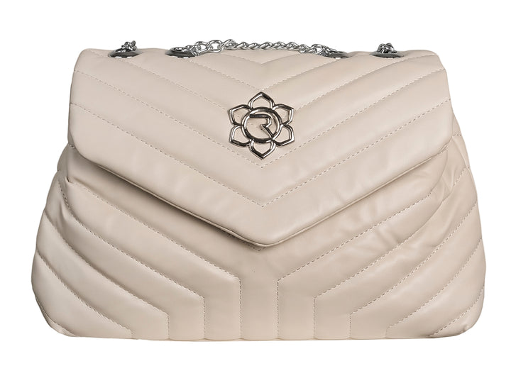 Bolso de hombro color beige con diseño acolchado en forma de V, cierre de solapa y cadena plateada.