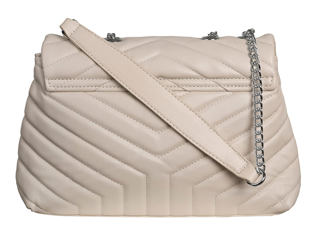 Bolso de hombro color beige con diseño acolchado en forma de V, cierre de solapa y cadena plateada.