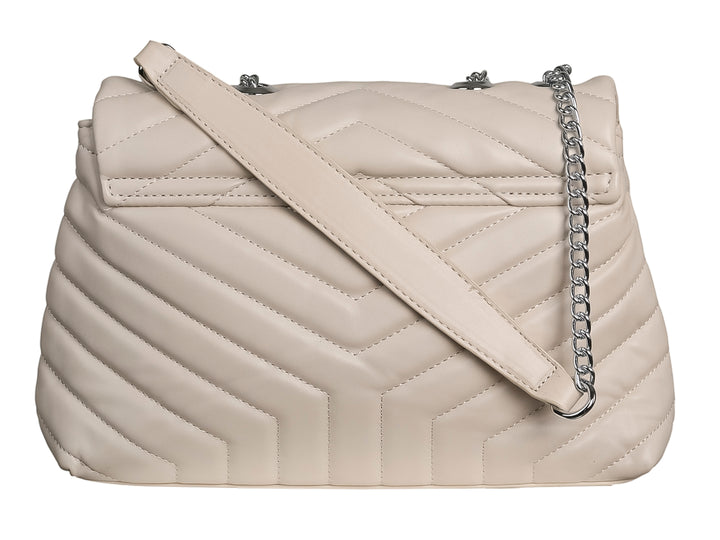 Bolso de hombro color beige con diseño acolchado en forma de V, cierre de solapa y cadena plateada.