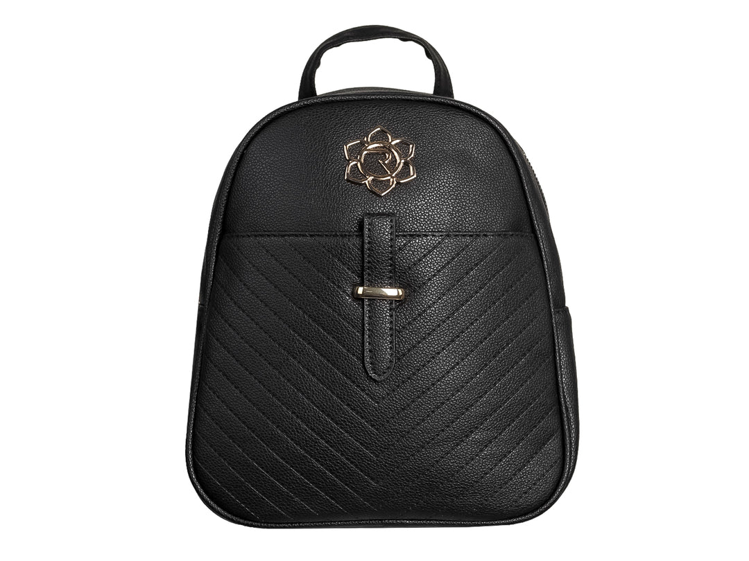 Mochila negra de material sintético con textura en chevron y detalle decorativo dorado en la parte superior.