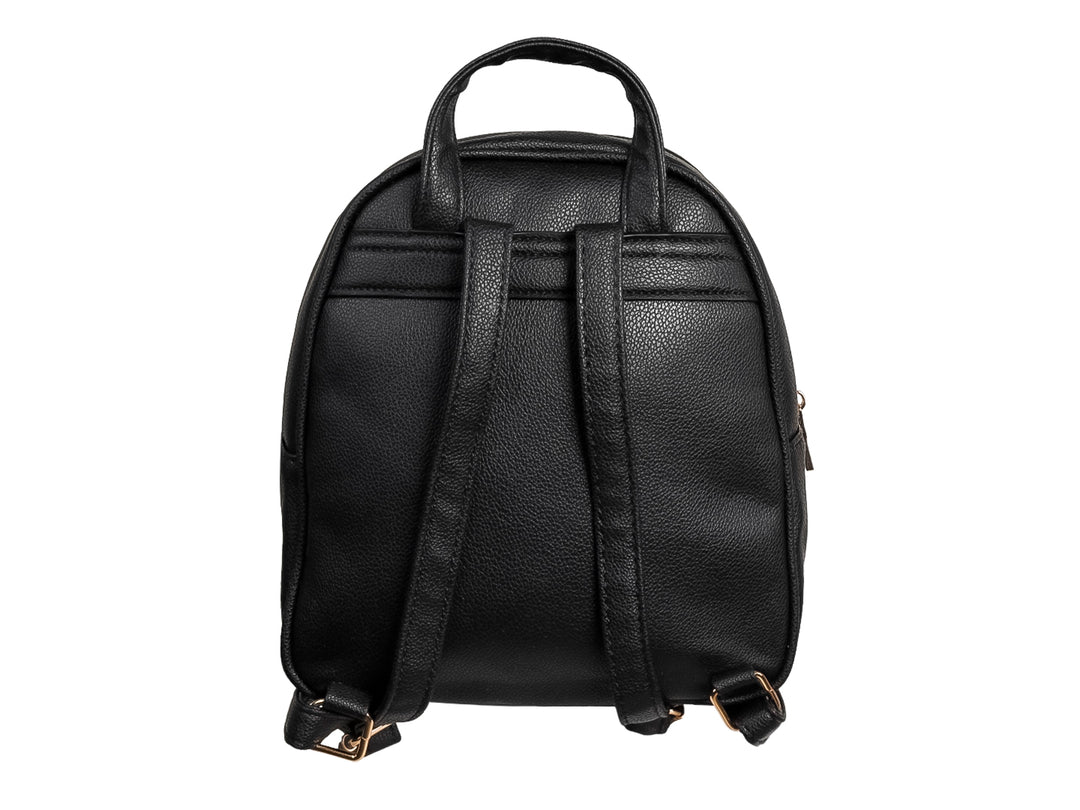 Mochila negra de material sintético con textura en chevron y detalle decorativo dorado en la parte superior.