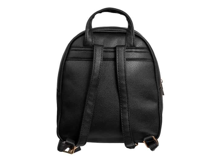 Mochila negra de material sintético con textura en chevron y detalle decorativo dorado en la parte superior.
