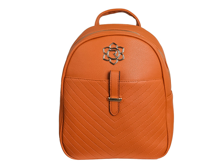 Mochila escolar color marrón con textura de cuero sintético y herrajes dorados.