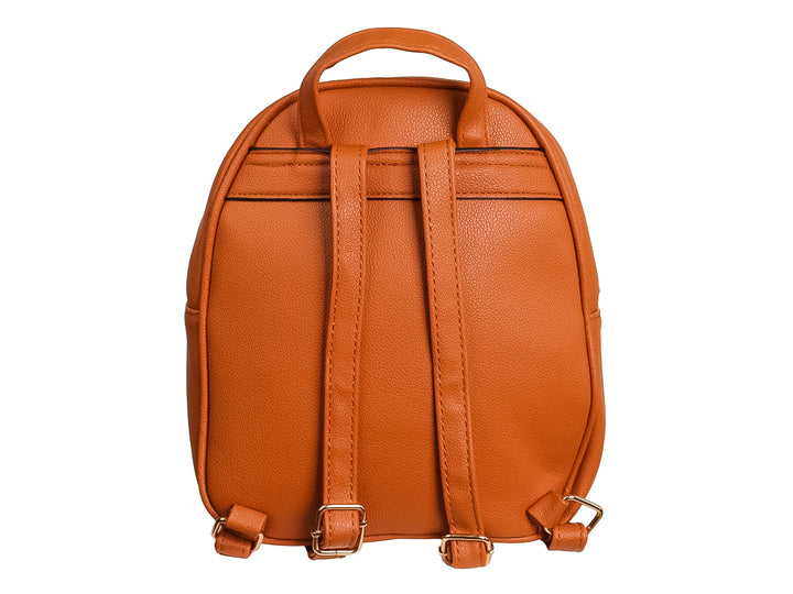 Mochila escolar color marrón con textura de cuero sintético y herrajes dorados.