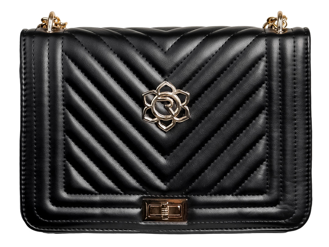 Bolso negro acolchado con diseño en chevron, herrajes dorados y cierre frontal metálico.