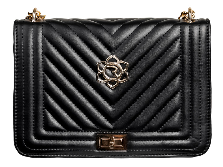 Bolso negro acolchado con diseño en chevron, herrajes dorados y cierre frontal metálico.