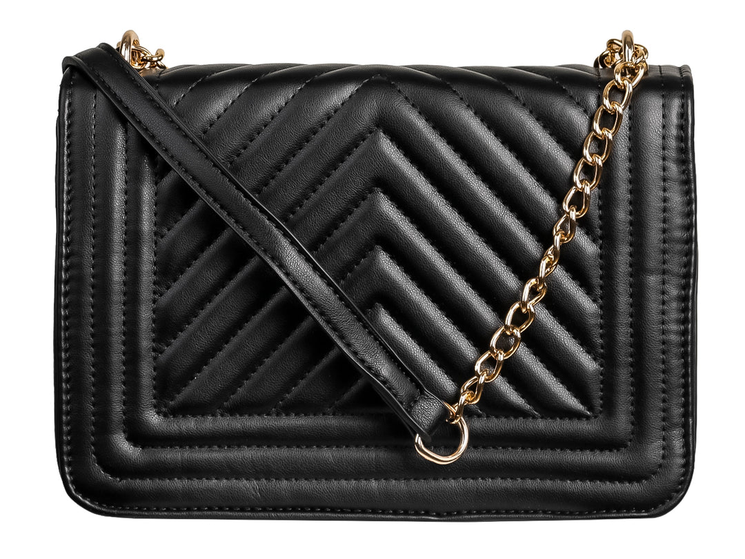 Bolso negro acolchado con diseño en chevron, herrajes dorados y cierre frontal metálico.