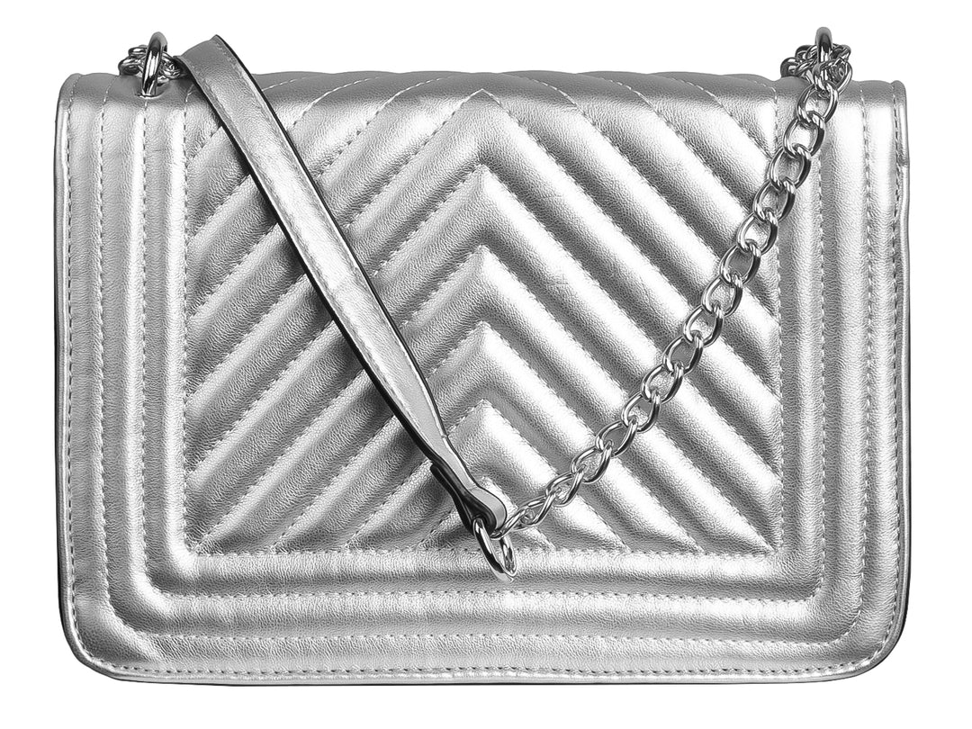 Bolso de hombro color plata con diseño acolchado en chevron, asa de cadena y detalle floral central.