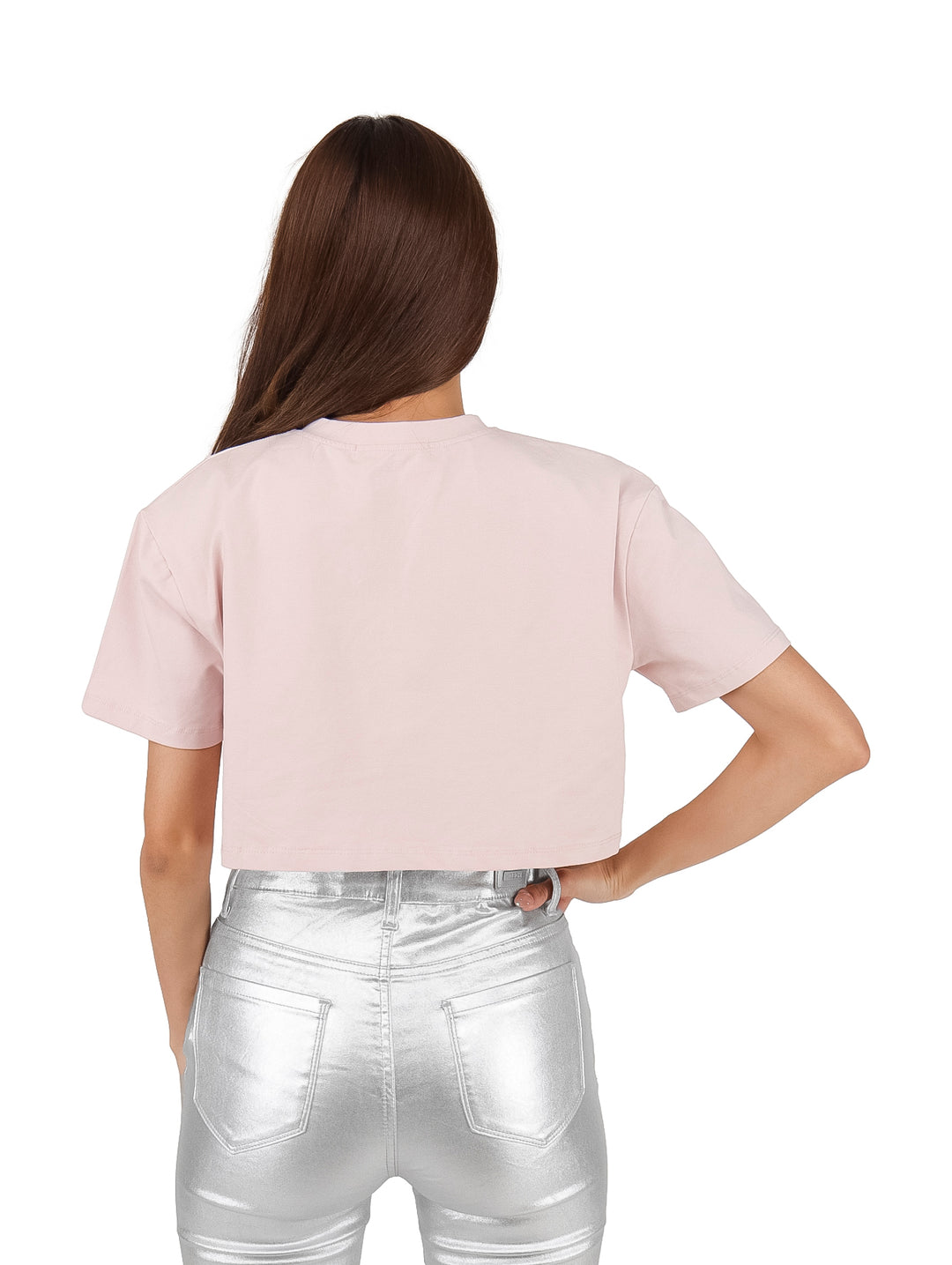 Blusa corta color rosa con detalles de piedras brillantes en el centro.