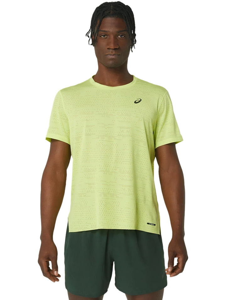 Hombre vistiendo camiseta deportiva ASICS de manga corta en color amarillo neón.