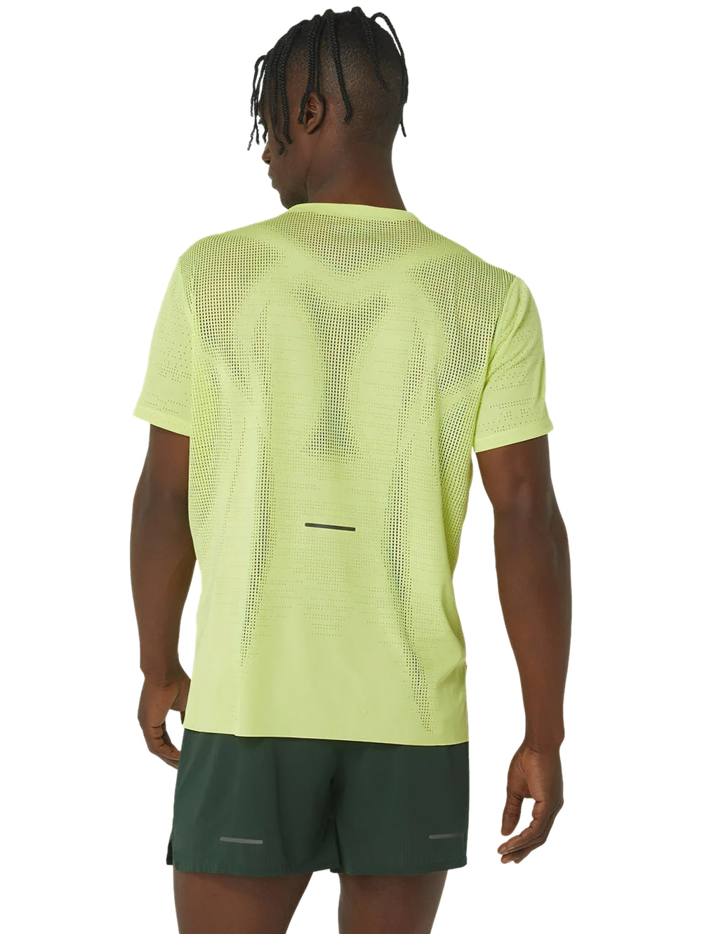 Hombre vistiendo camiseta deportiva ASICS de manga corta en color amarillo neón.