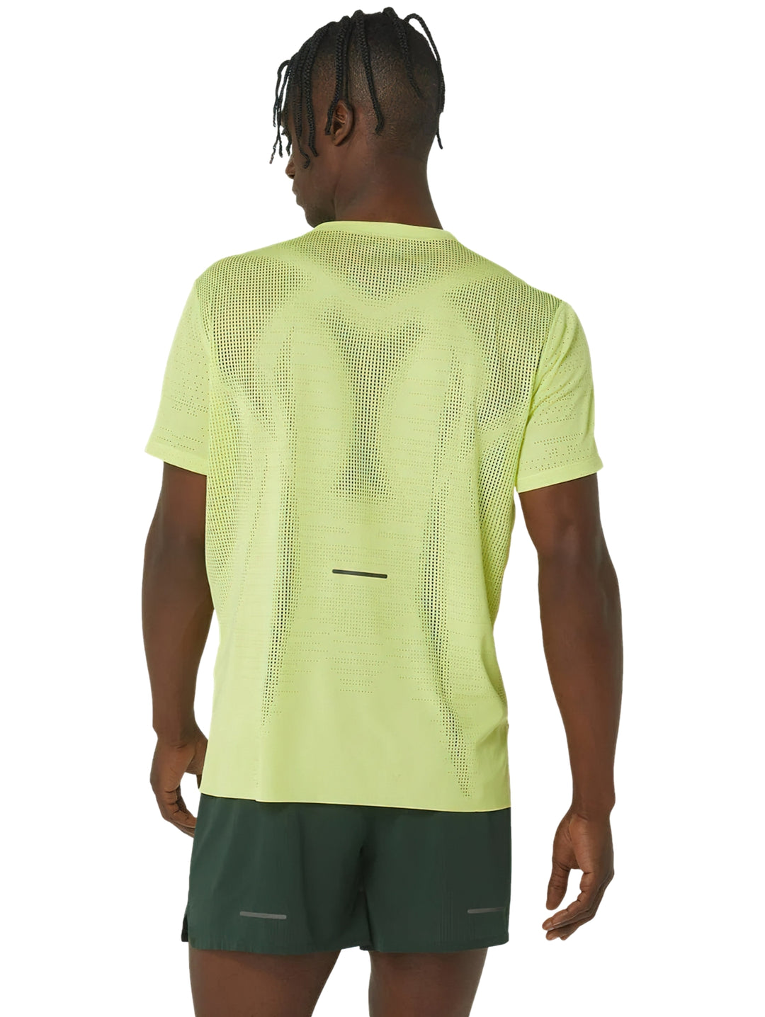 Hombre vistiendo camiseta deportiva ASICS de manga corta en color amarillo neón.